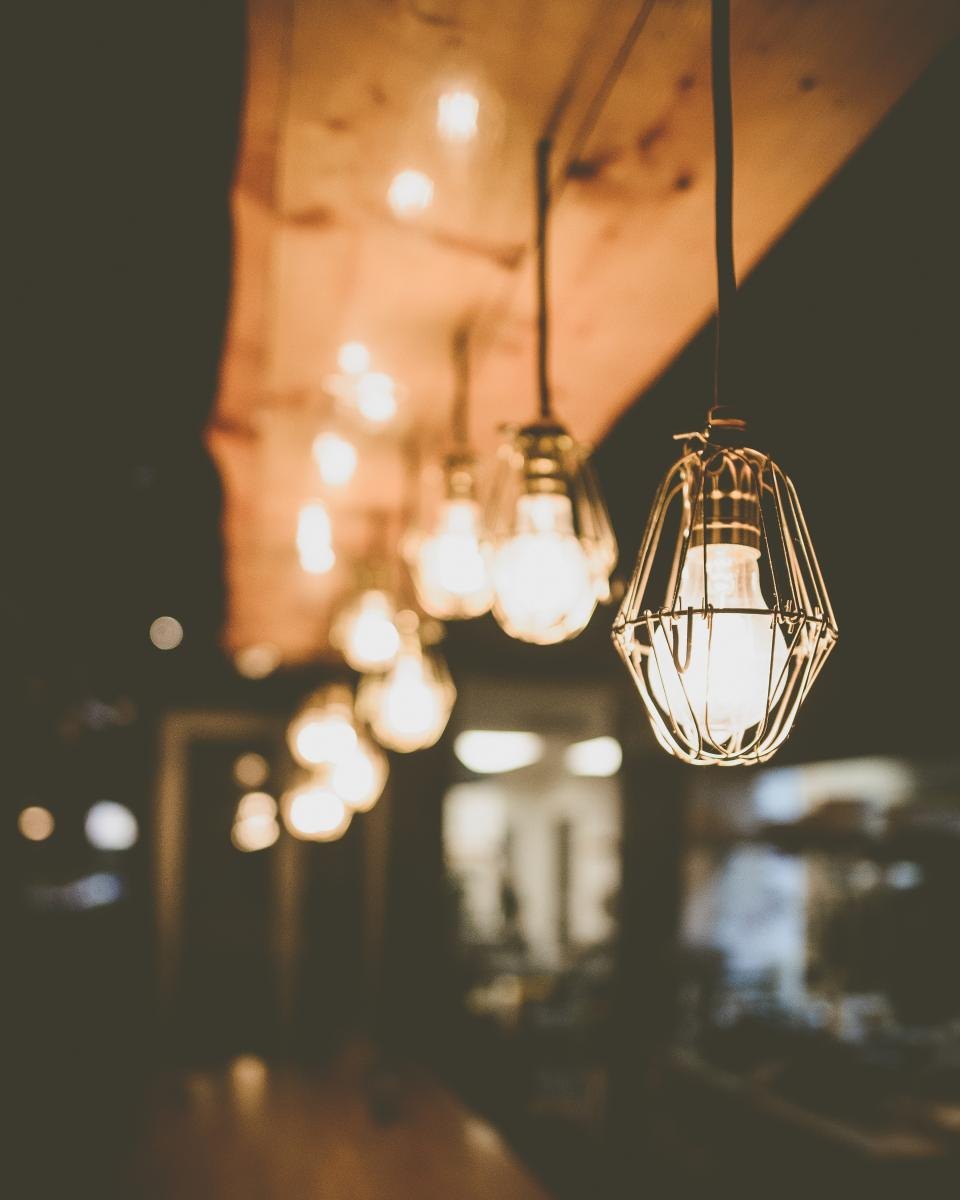 Závěsná svítidla zapojená po dokončení elektroinstalace